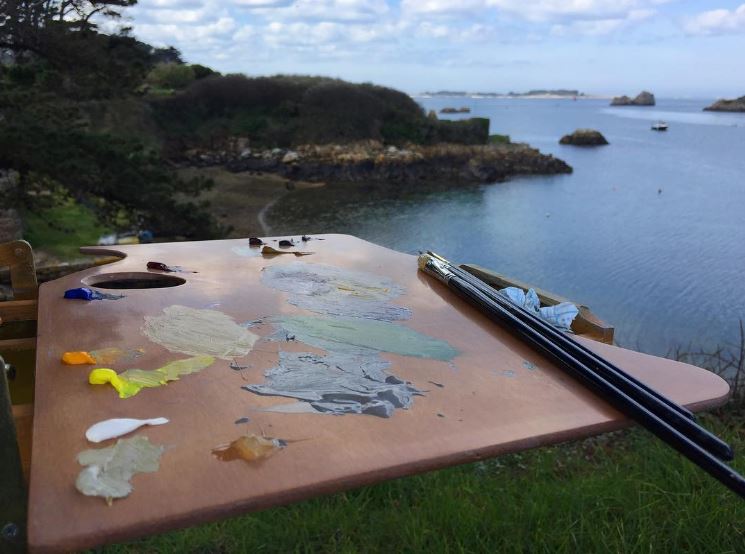 New Wave handcrafted wooden Highland plein air artist palette in the field during a plein air painting session