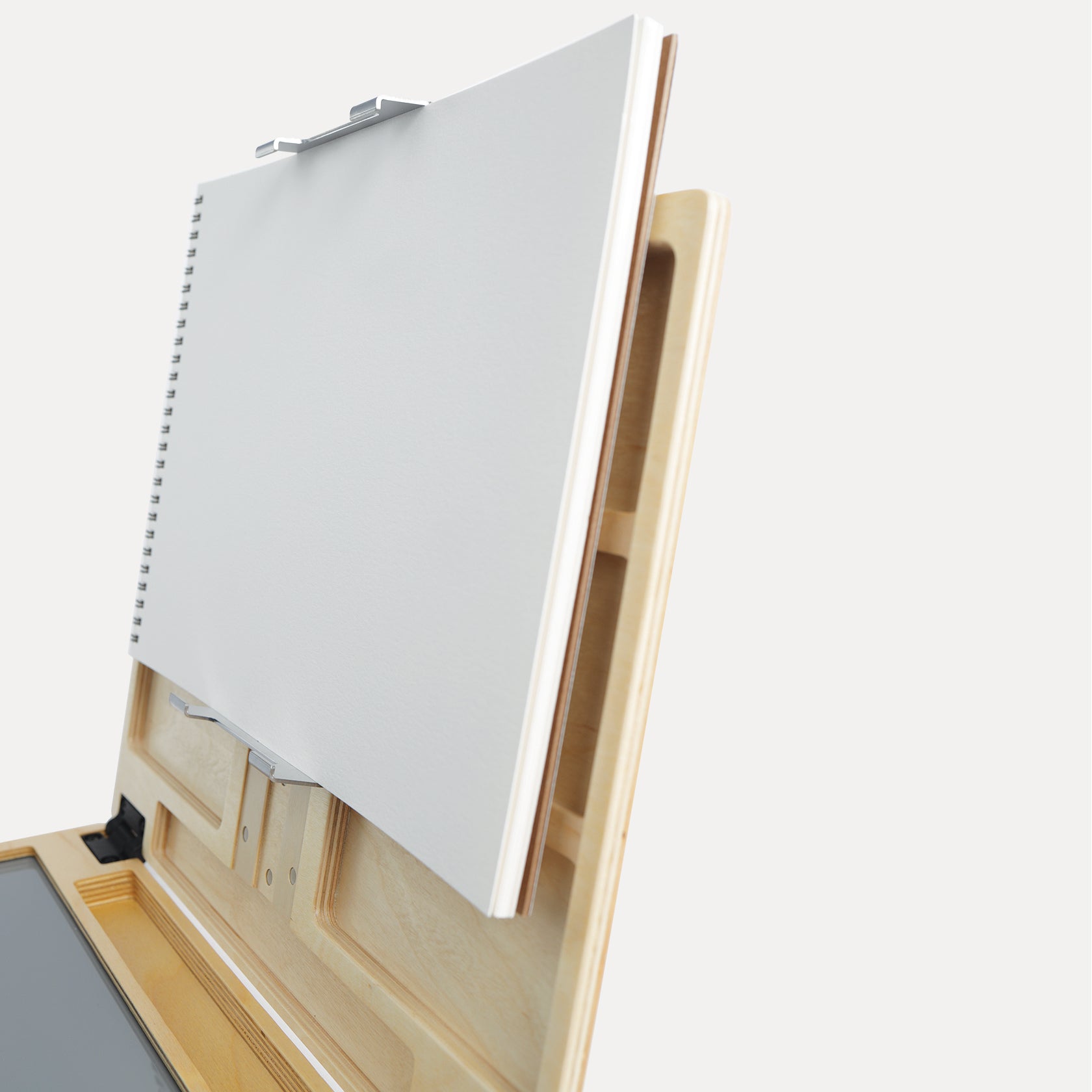 u.go Pochade box holding a sketch book